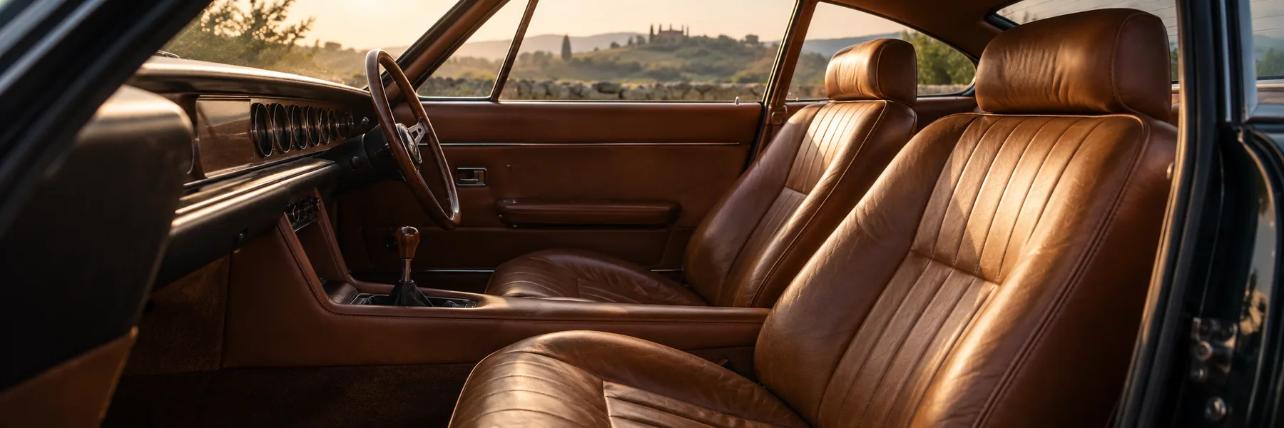 Klassisches Interieur mit warmem cognacfarbenem Leder